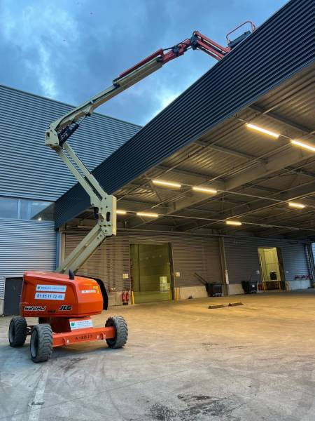 Nacelle articulée 18m de hauteur JLG disponible en location dans le Val de Marne