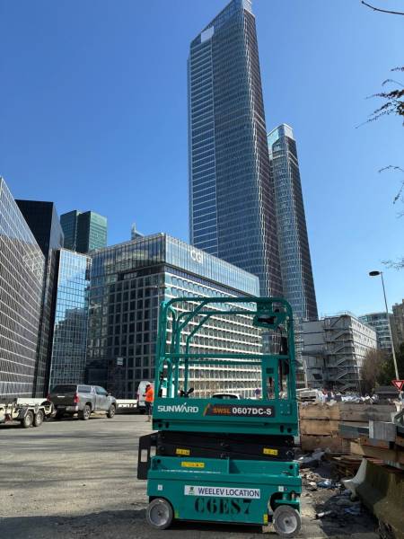 Location d'une nacelle ciseau SUNWARD 6m à LA DEFENSE