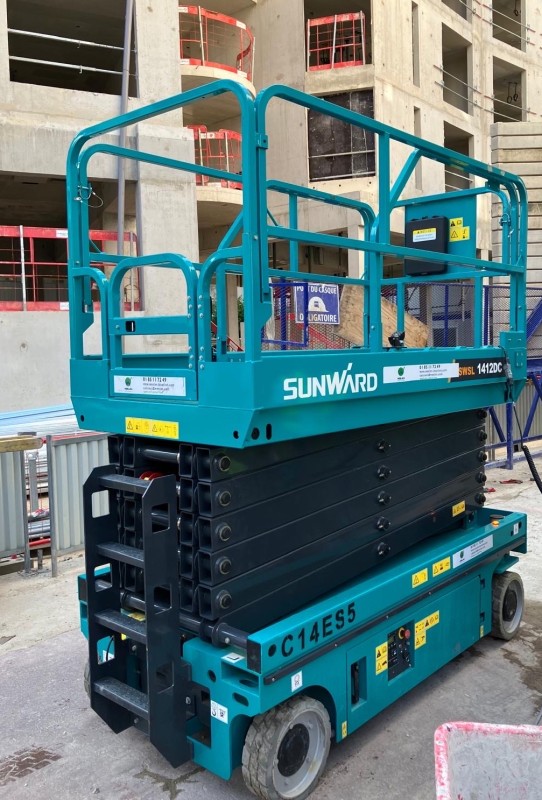 location d’une nacelle ciseau électrique 14m sur un chantier de rénovation immobilière à PARIS 07