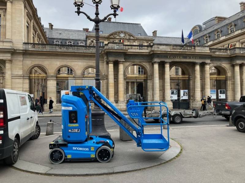 Location d'une nacelle à mât vertical 10m pour le chantier du Musée du Louvres à PARIS