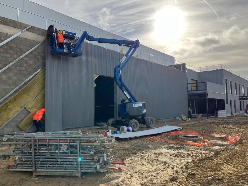 En location à VILLEPINTE en SEINE SAINT DENIS, une nacelle articulée 16M GENIE