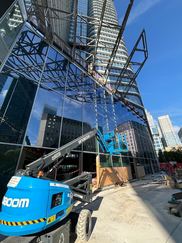 location d’une nacelle articulée 16m électrique SINOBOOM au pied de la tour THE LINK à PUTEAUX dans les Hauts-de-seine